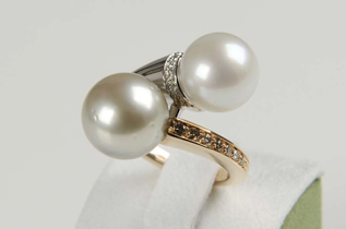 Anello realizzato in oro bianco e oro rosa con diamanti incolore, diamanti fancy brown, perla australiana bianca e perla australiana grigia