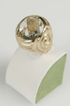 Anello realizzato in bronzo con prasiolite tonda