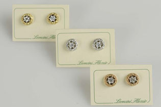 Orecchini realizzati in oro bianco, oro giallo e oro rosa con diamanti